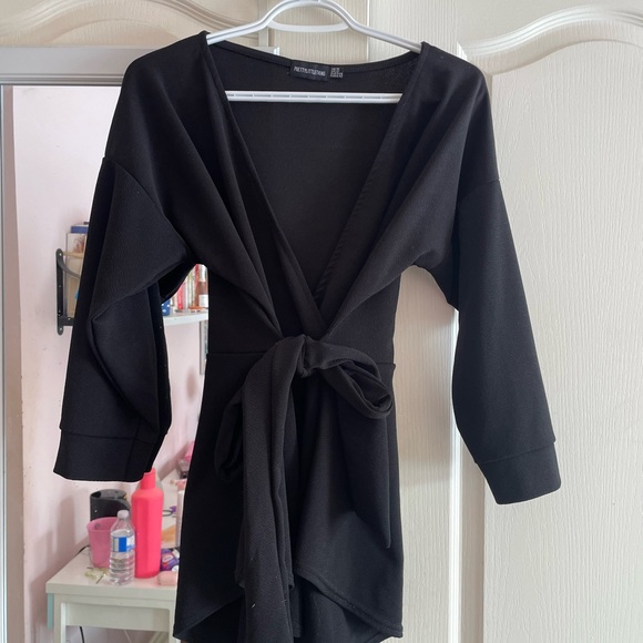 In good condition lightest worn. Black fabric with long sleeves and a tie waist - Picture 1 of 2